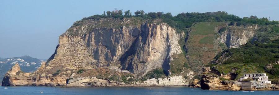 Vista da mare di Trentaremi. Sullo sfondo affioramento di Tufo Giallo Napoletano di Capo Posillipo